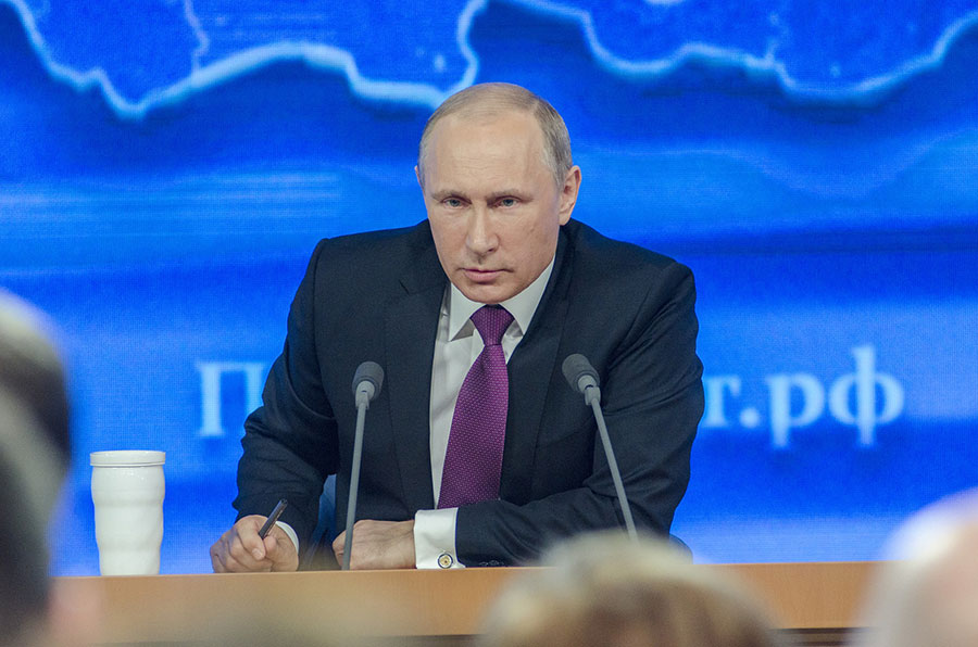 Vladimír Putin na tiskové konferencí poskytuje odpovědi novinářům