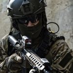 Voják vybavený puškou a střeleckou optikou