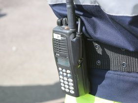Frekvence různých služeb zachycuje policejní vysílačka