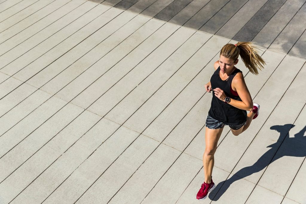 Žena samotně trénuje běh