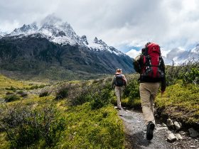 Dva účastnící survival kurzu během pěší tury na horách