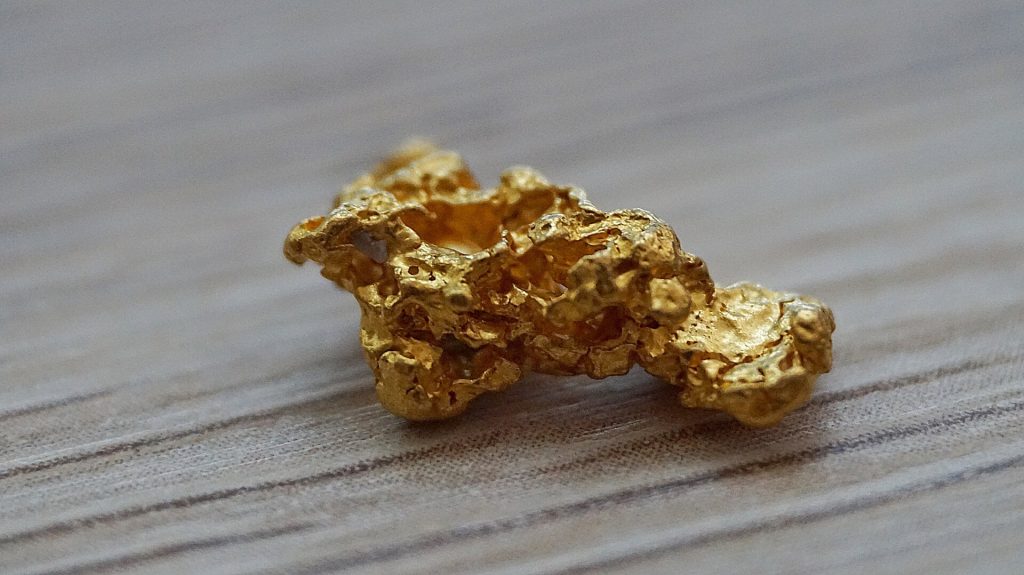 Zlata nuggeta na stole