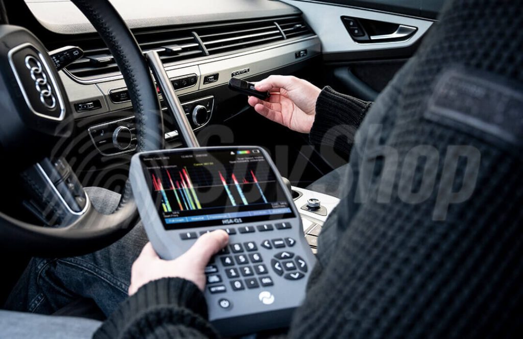 Odborník ukazuje jak najít gps lokátor v autě s detektorem