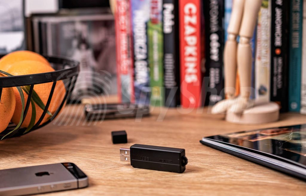 Diktafon v USB flash disku MQ-U350 na stole