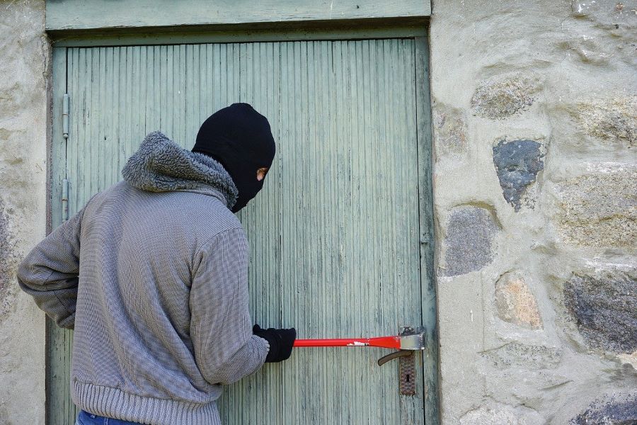 zloděj se pokouší vloupat do domu
