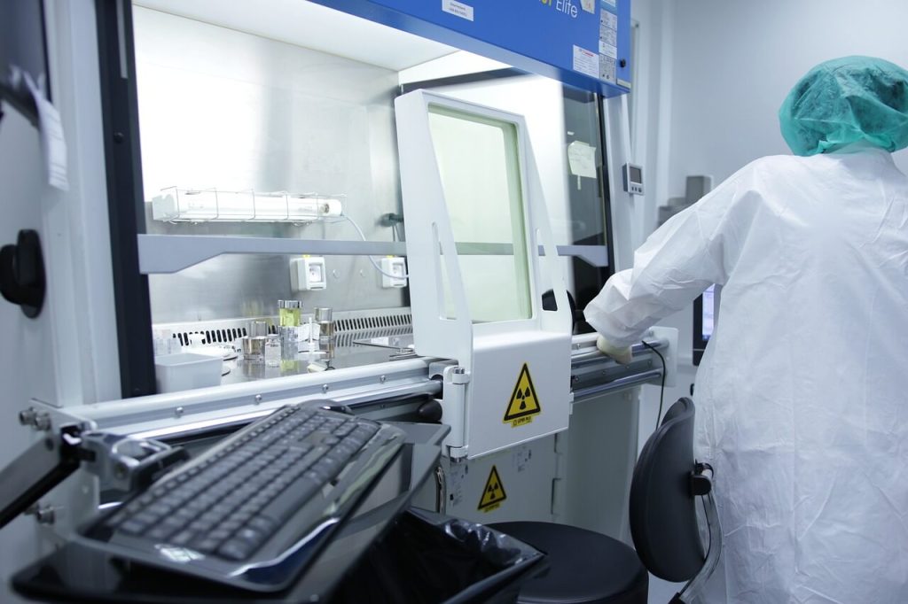 pracovník radiační ochrany měří radiaci v laboratoři