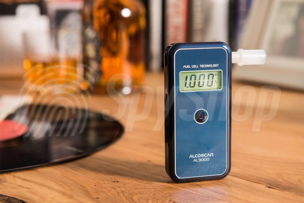 Měřidlo alkoholu v dechu AL-900 na stole
