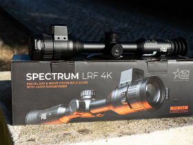 Digitální zaměřovač AGM Spectrum LRF 4K položený na originálním balení s integrovaným laserovým dálkoměrem